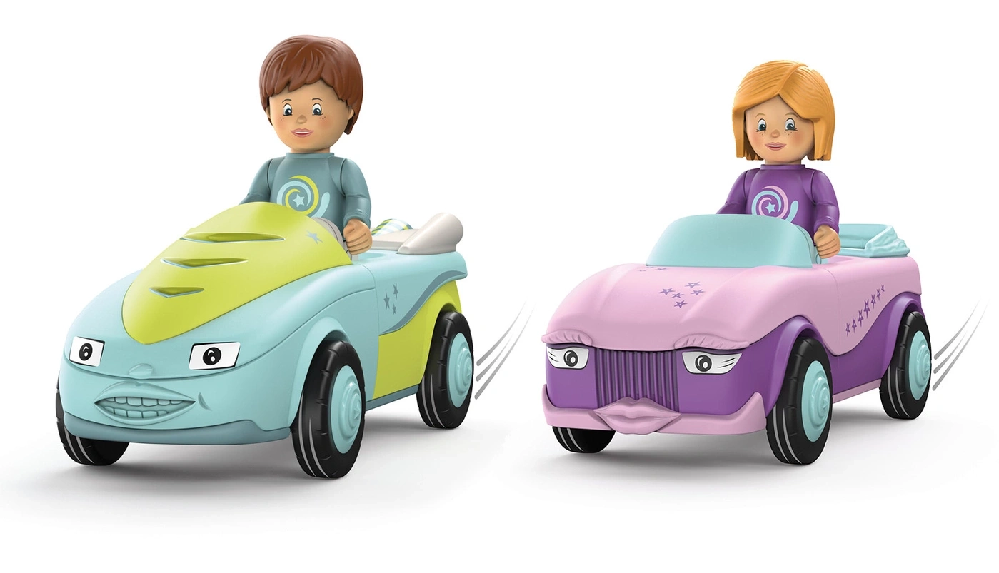 Zwei bunte Spielzeugautos mit Figuren darin