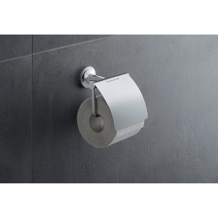 Toilettenpapierhalter mit Deckel an grauer Wand. Badezimmer-Accessoire.