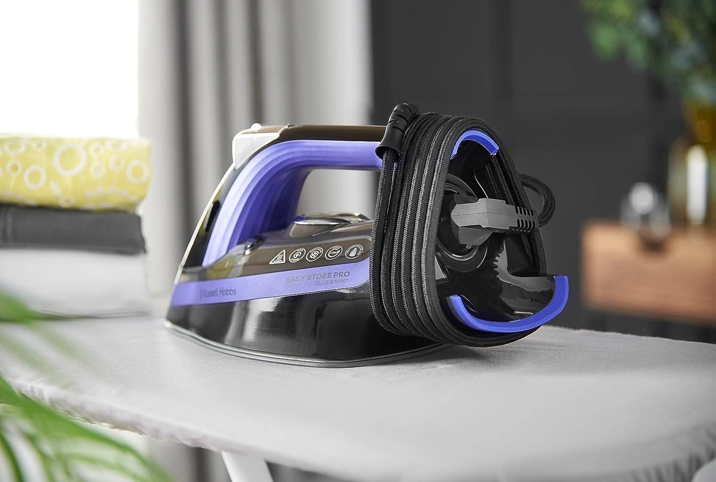 Bügeleisen auf Bügelbrett, Kabel aufgewickelt, Russell Hobbs, Easy Store Pro
