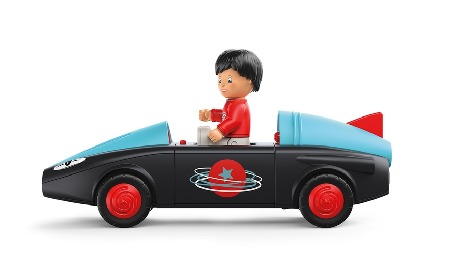 Schwarzes Spielzeugauto mit Fahrer und rotem Stern-Design auf weißem Hintergrund.