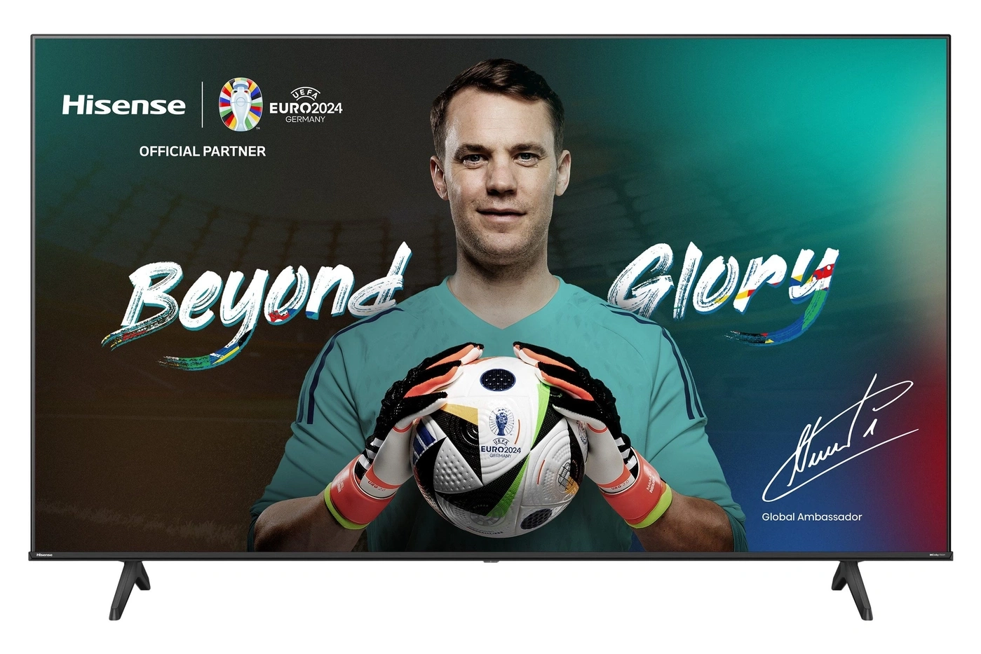 Manuel Neuer mit Ball und "Beyond Glory" Schriftzug für Hisense.