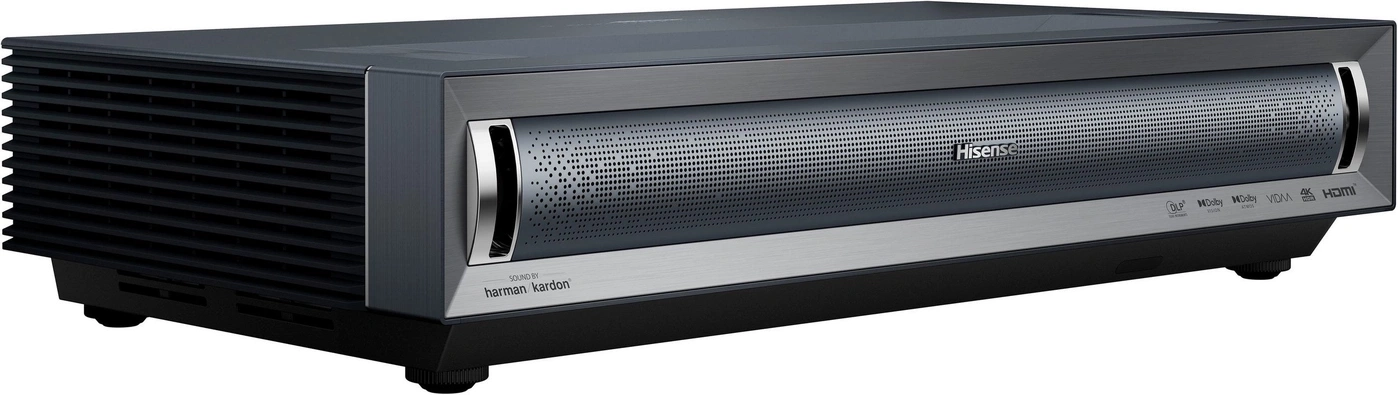 Ein schwarzer Hisense Projektor mit Harman Kardon Sound und verschiedenen Logos