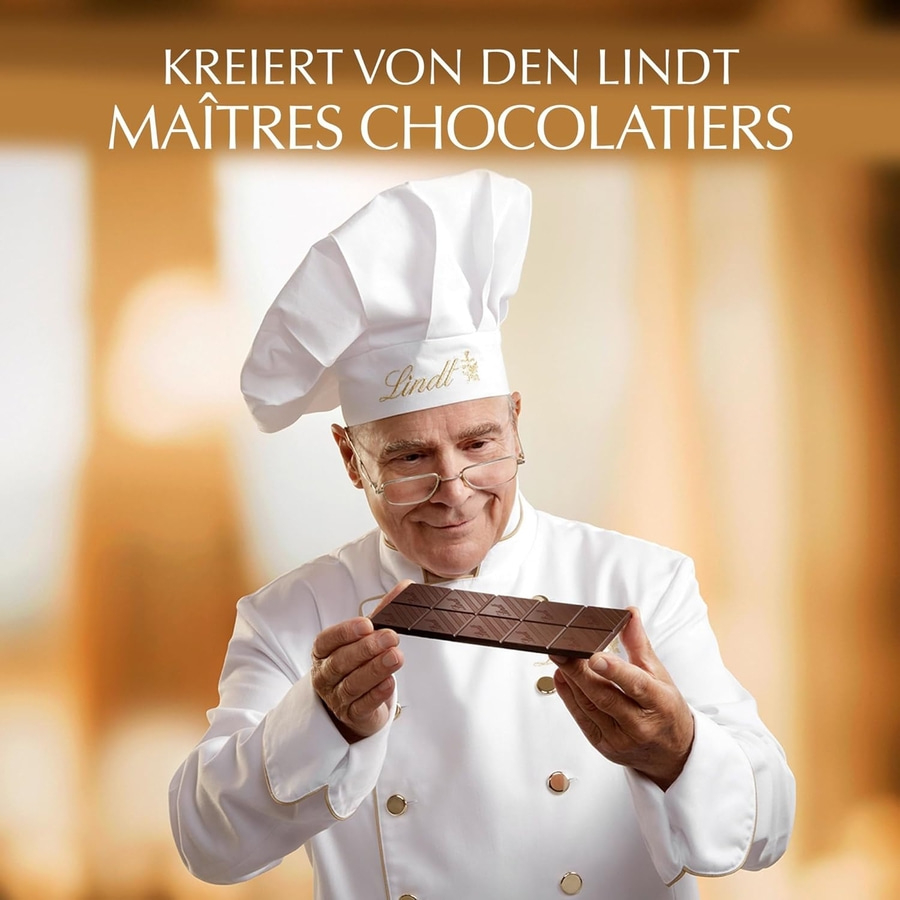 Schokoladenmeister mit Schokoladentafel