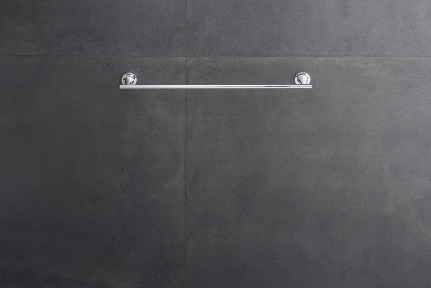 Handtuchhalter an dunkler Wand. Badezimmer-Dekoration. Chrom-Design. Modernes Interieur.