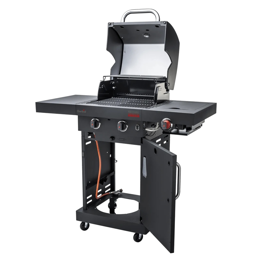 Schwarzer Gasgrill mit geöffnetem Deckel und Tür, professionell