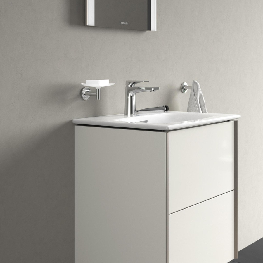 Badezimmer mit Waschbecken, Spiegel und Handtuchhalter. Graue Wand und Schrank.