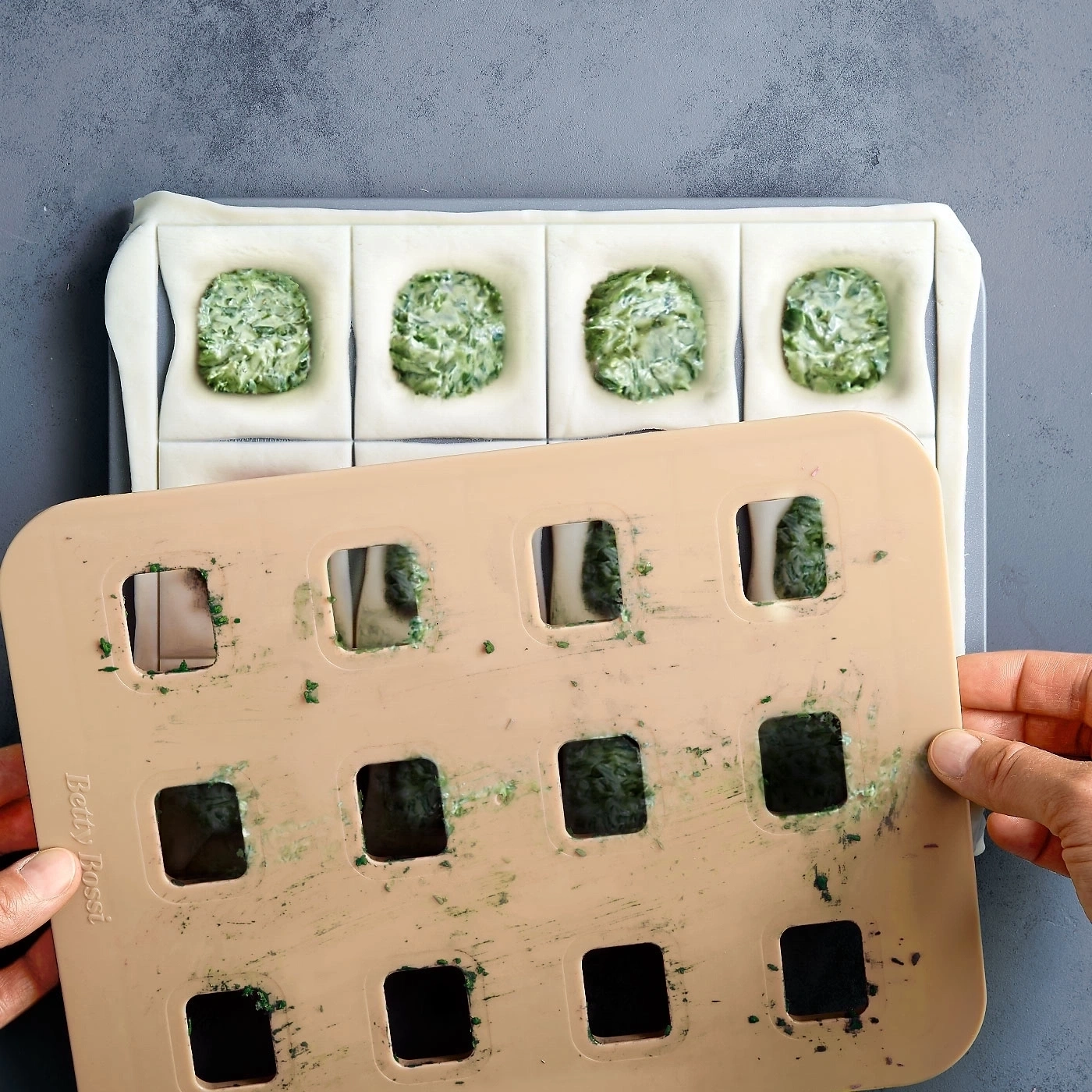 Ravioli-Form mit Füllung und Formwerkzeug. Küche, Kochen, Essen, Lebensmittel.