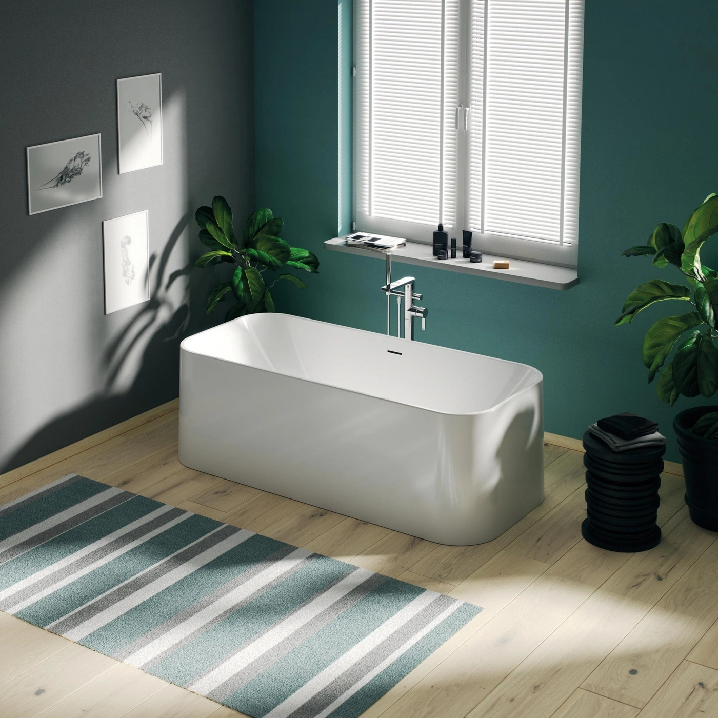 Badezimmer mit Badewanne, Pflanzen, Fenster, Teppich und Kunst an der Wand. Helles Holz.