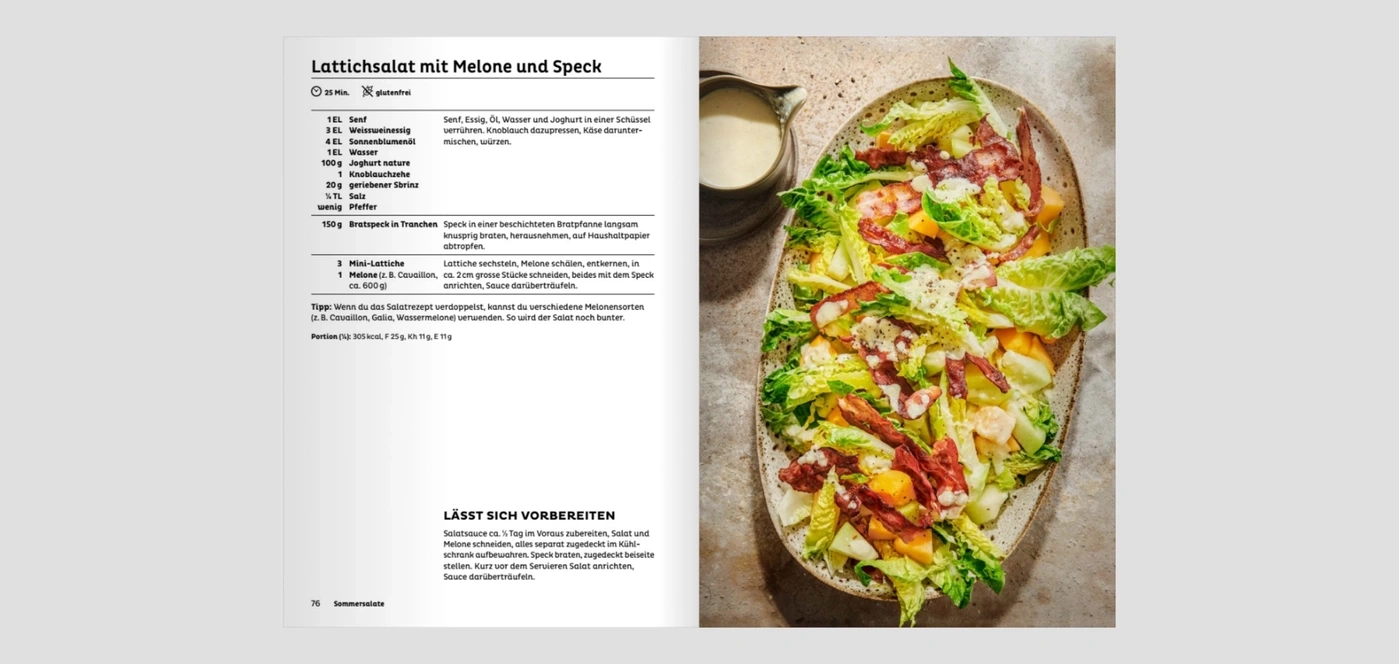 Salat mit Melone und Speck, garniert mit Sauce und Käse.