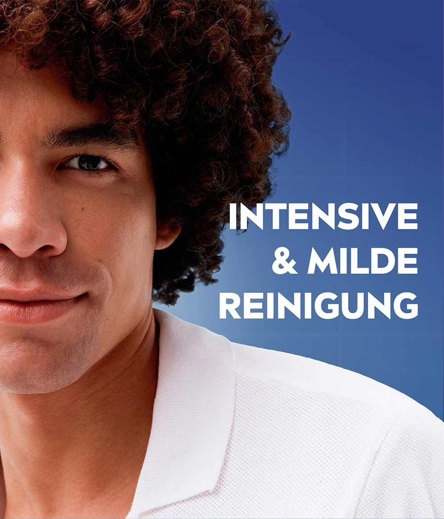 Mann mit lockigen Haaren, der ein weißes Hemd trägt, mit Text auf dem Bild