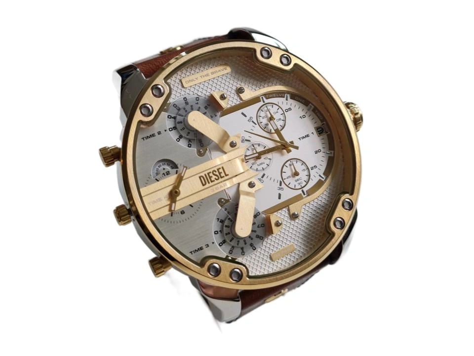 Diesel Armbanduhr mit braunem Lederarmband und goldenen Akzenten