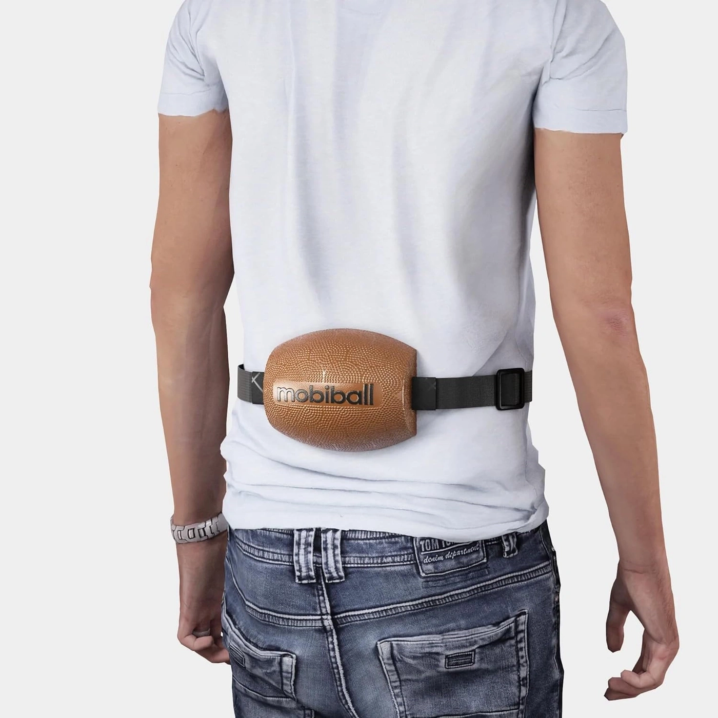 Ein Mann mit einem weissen T-Shirt und Jeans trägt einen Mobiball am Bauch.