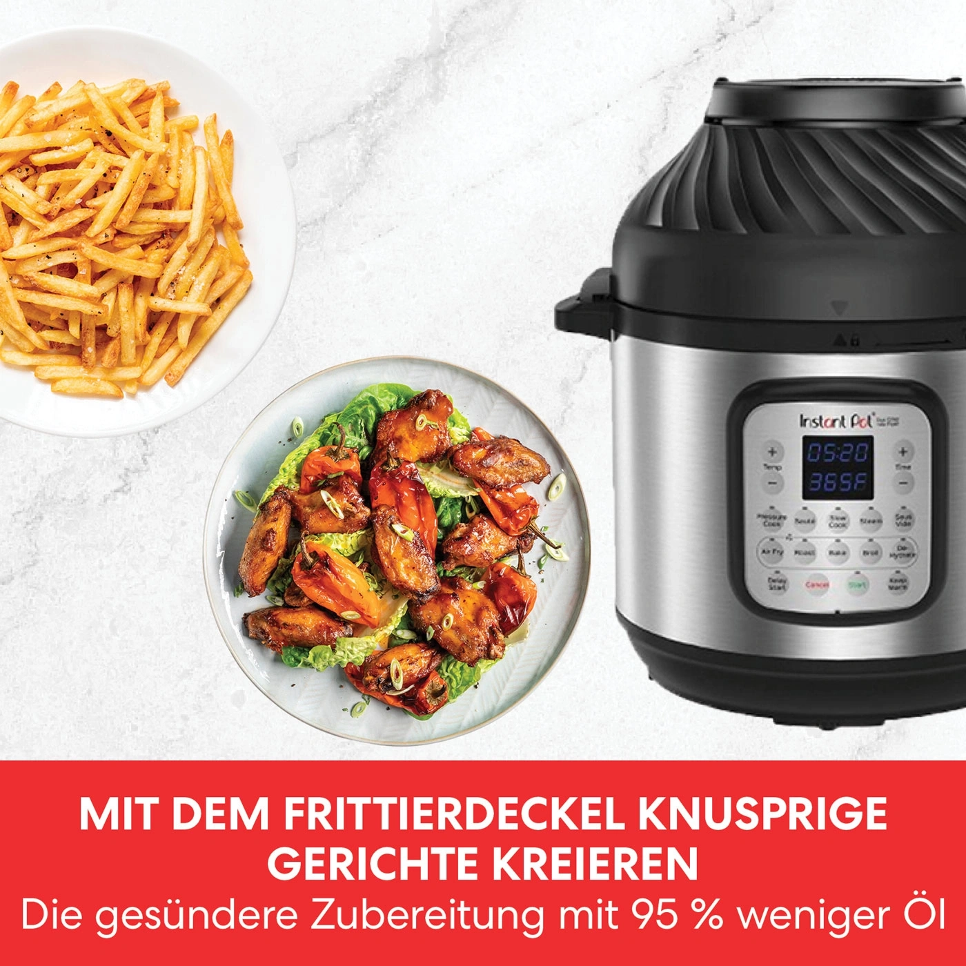 Ein Instant Pot mit Frittierdeckel neben knusprigen Pommes und Hähnchenflügeln.