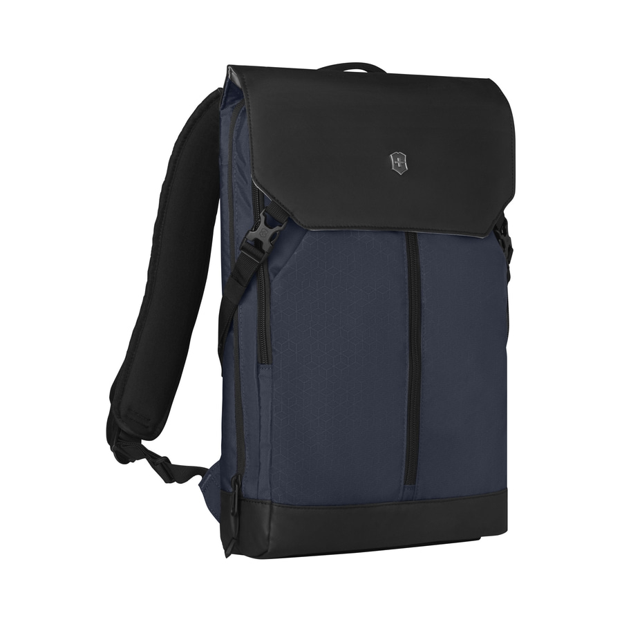 Blauer Rucksack mit schwarzem Deckel und Logo, isoliert auf weißem Hintergrund.