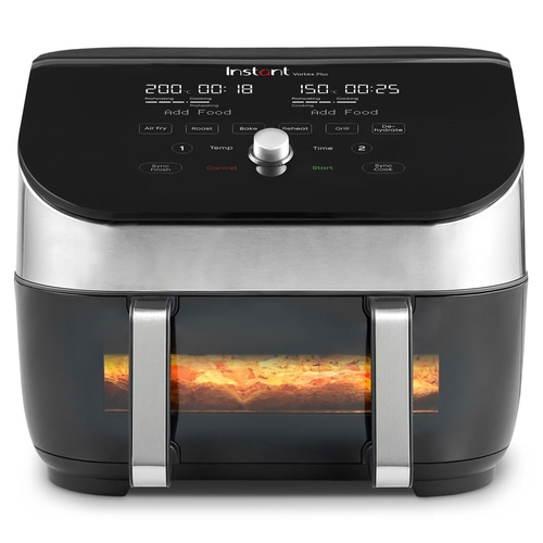 Instant Vortex Plus Airfryer mit Anzeige, Knöpfen und Essen im Inneren.
