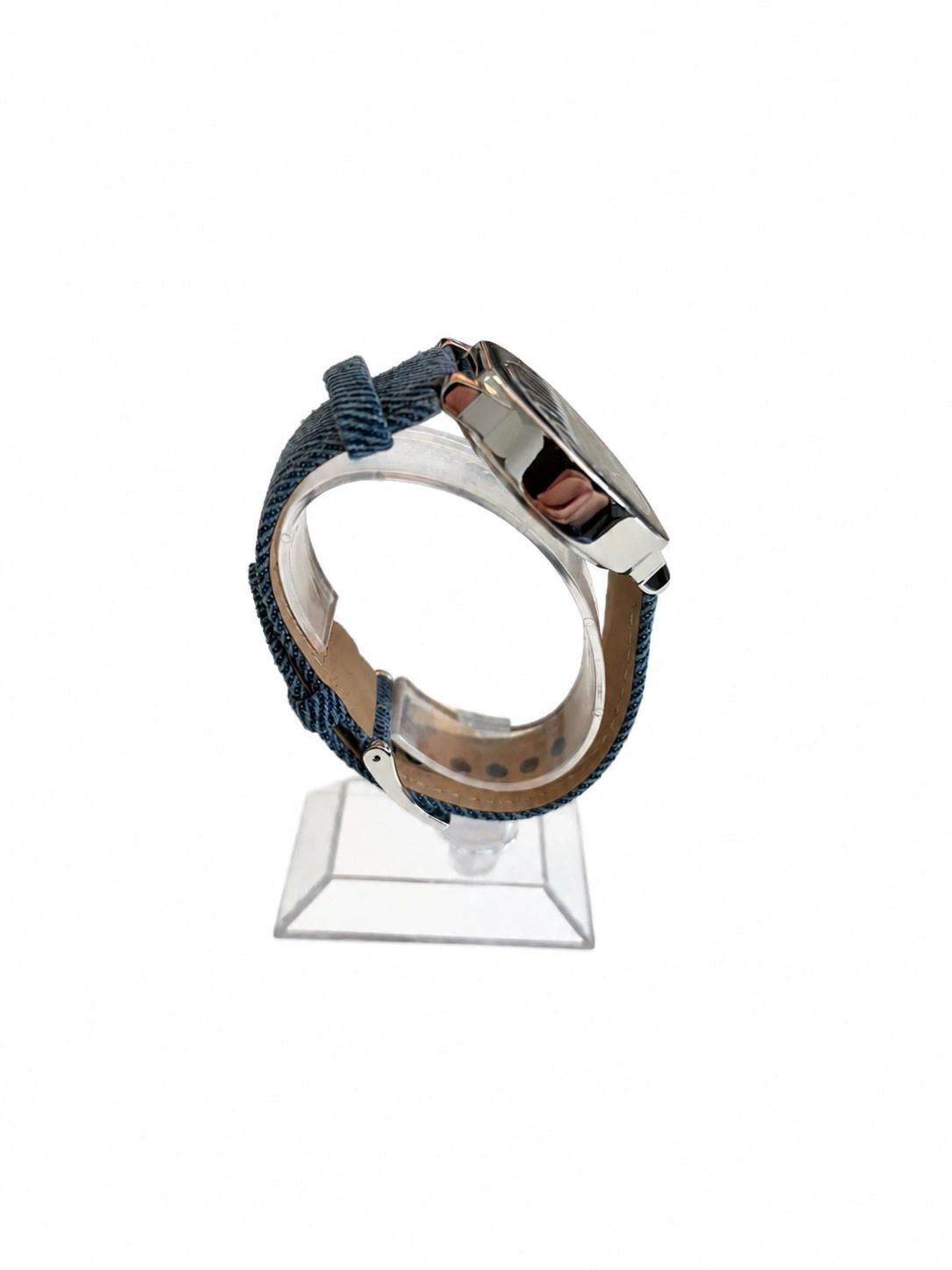 Eine Armbanduhr mit blauem Stoffarmband auf einem Displayständer.