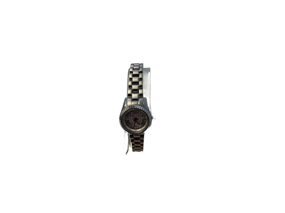 Ein silbernes Armbanduhr mit roten Ziffernblatt und silbernem Armband