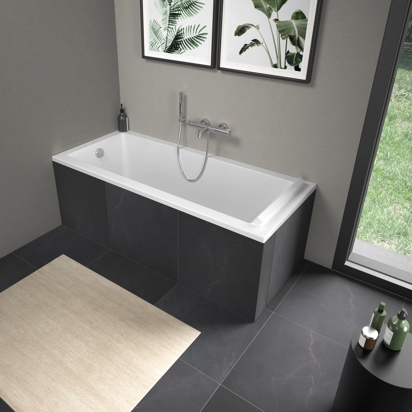 Ein modernes Badezimmer mit einer freistehenden Badewanne und dunklen Fliesen.