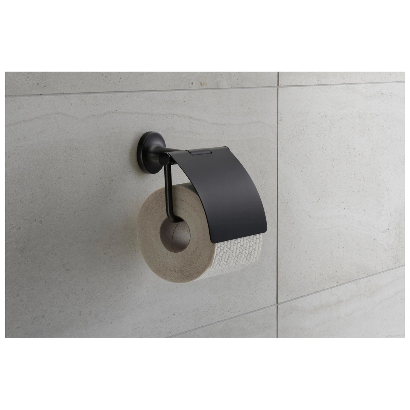 Schwarzer Toilettenpapierhalter an einer hellen Wand mit Papierrolle.