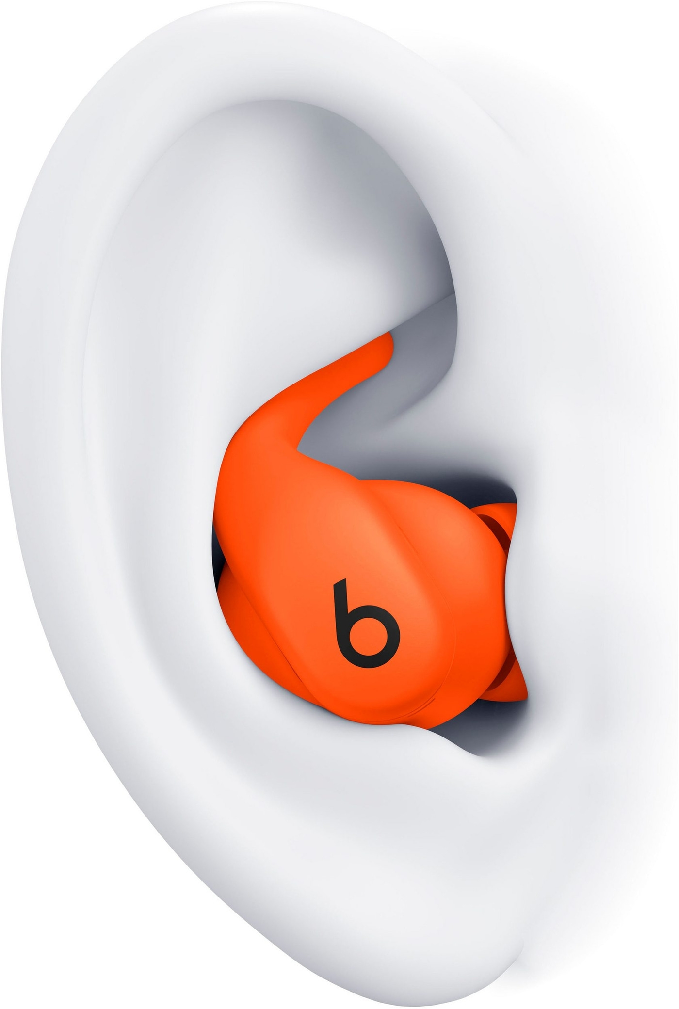 Ein orangefarbener Beats-Kopfhörer sitzt in einem weißen Ohr, Logo gut sichtbar.