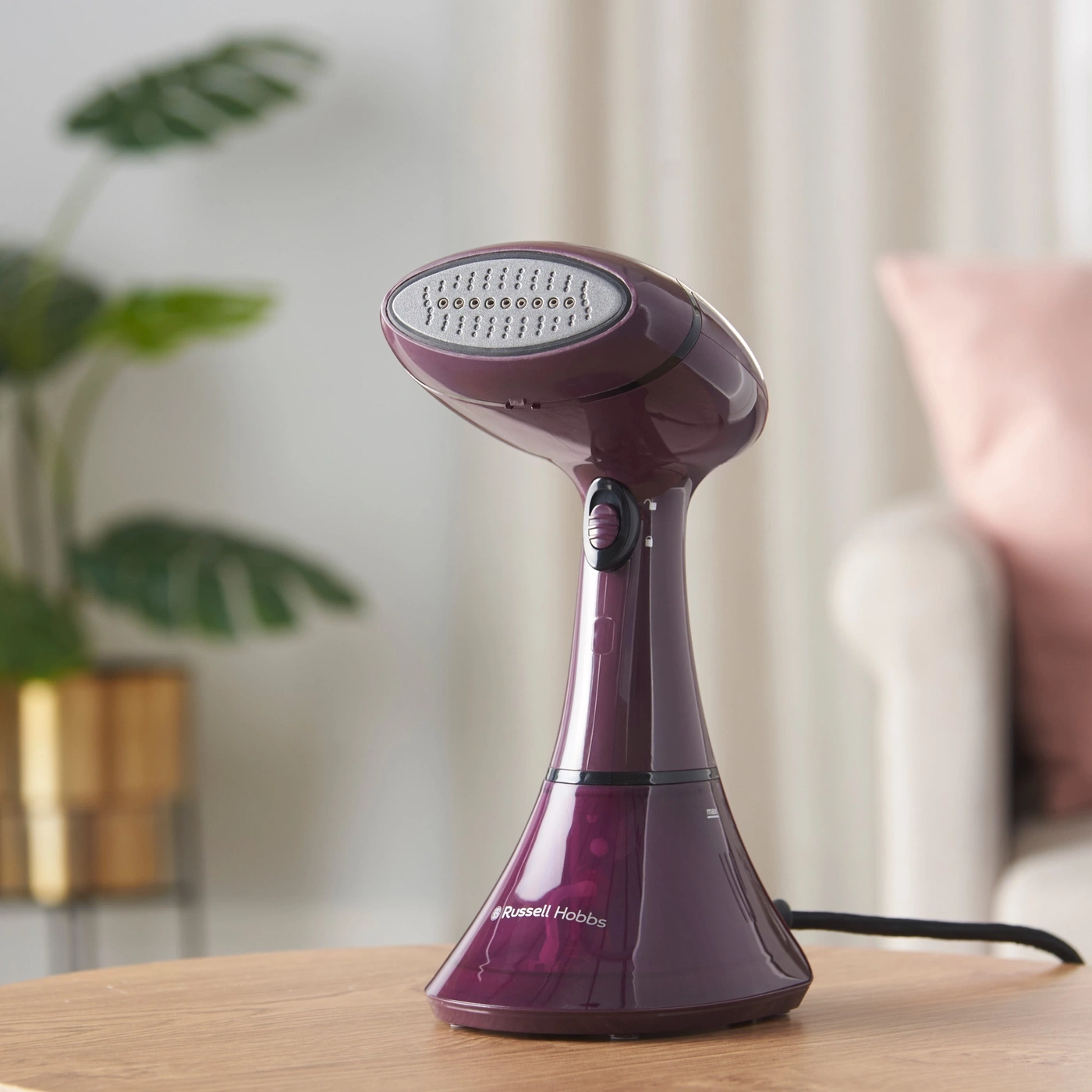 Dampfbügeleisen, lila, Russell Hobbs, auf einem Holztisch, Nahaufnahme, Bügeln