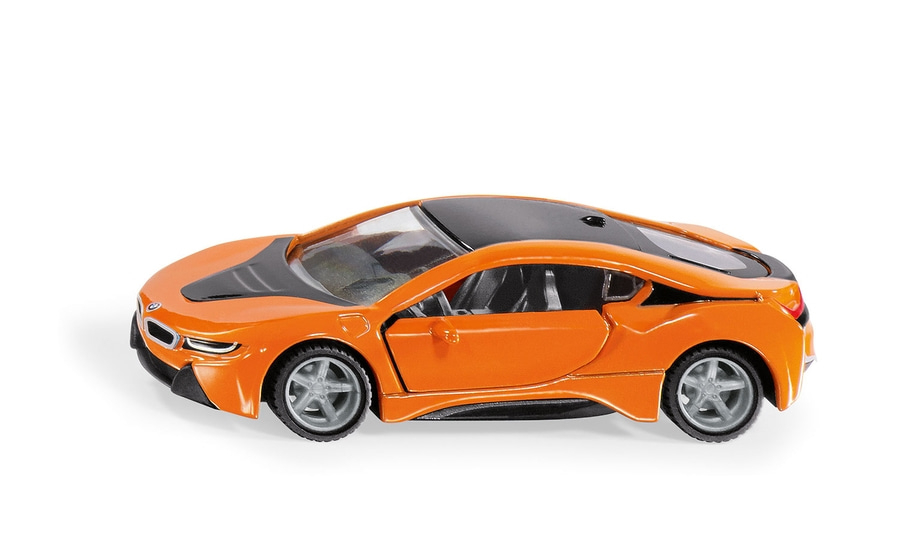 Orangefarbenes Spielzeugauto, BMW i8, Detailaufnahme, isoliert auf weißem Hintergrund.