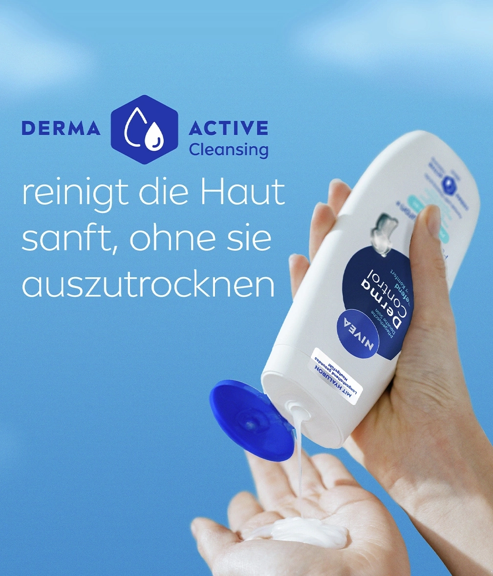 Nivea Derma Active Cleansing spülung wird in eine Hand gegeben.