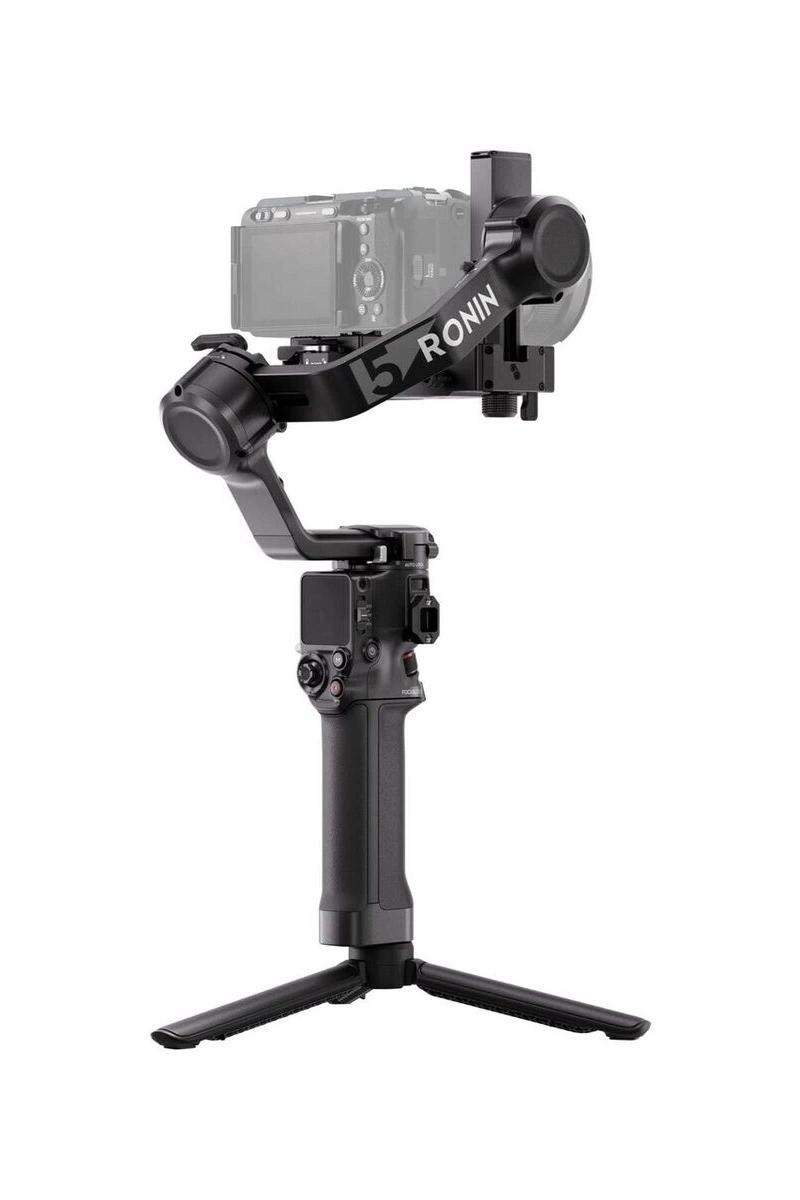 Ein schwarzer Kamera-Gimbal mit ausklappbarem Stativ und einer Kamera darauf