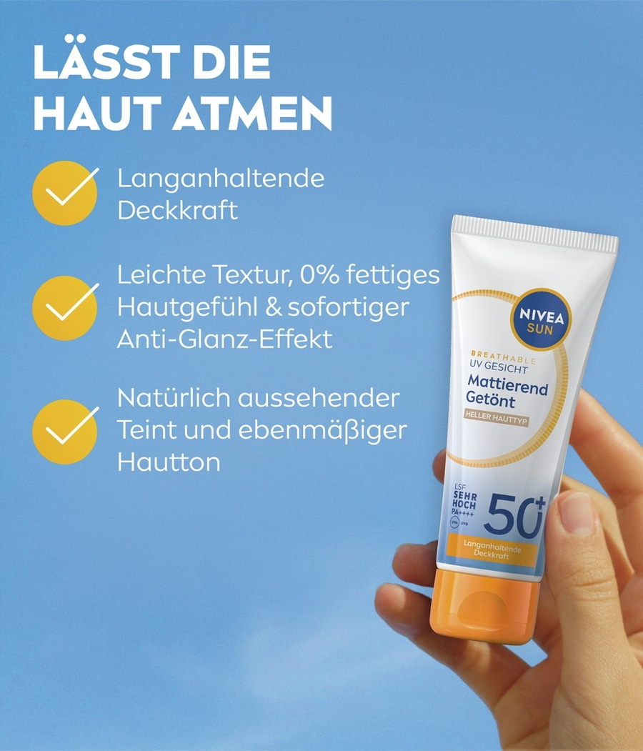 Creme mit Sonnenschutzfaktor 50 auf einer Hand