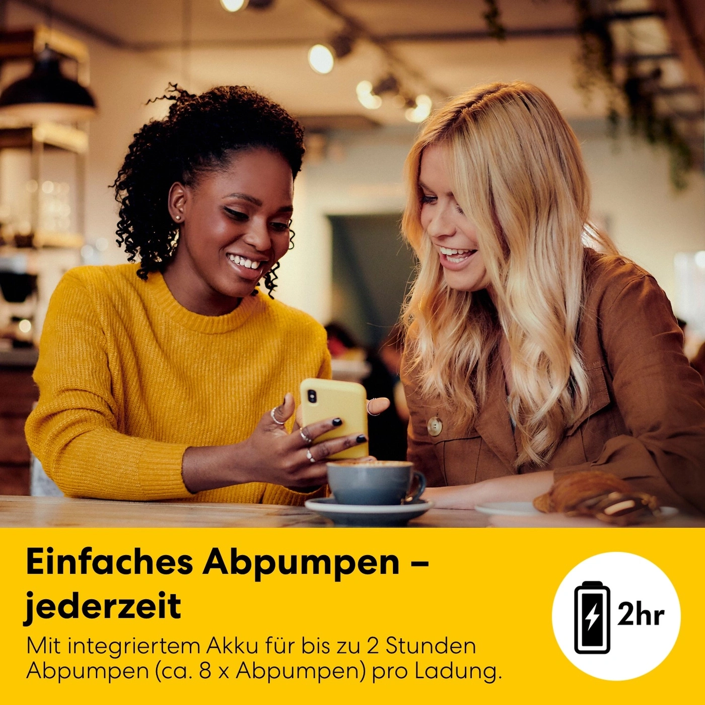Zwei Frauen schauen auf ein Handy, neben dem Text 'Einfaches Abpumpen – jederzeit'