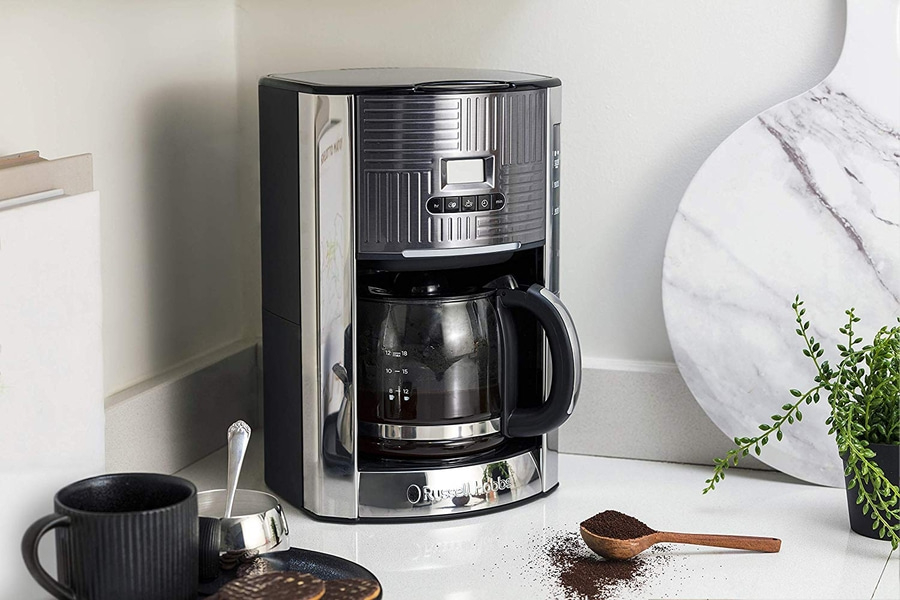 Kaffeemaschine mit Kaffeebohnen und Tasse auf der Theke, Russell Hobbs.