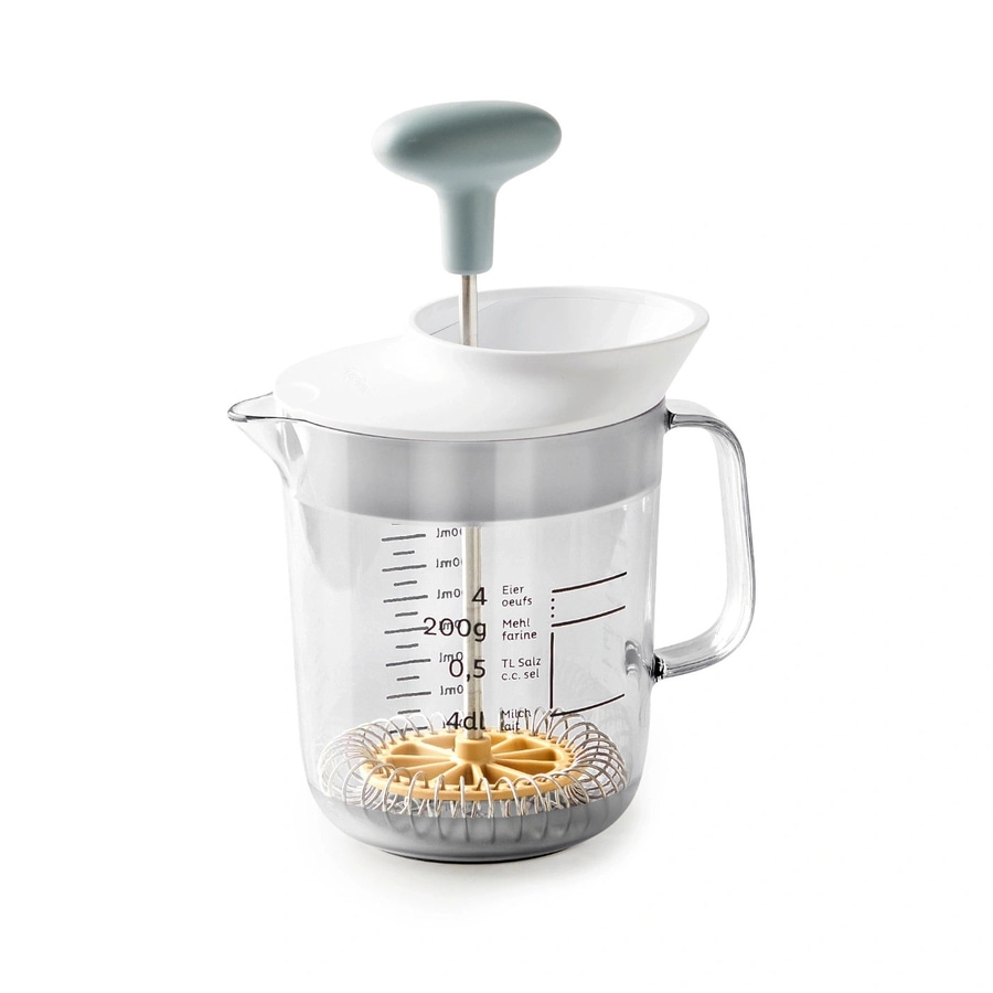 Küchengerät mit Messbecher und Schneebesen zum Aufschlagen von Zutaten.