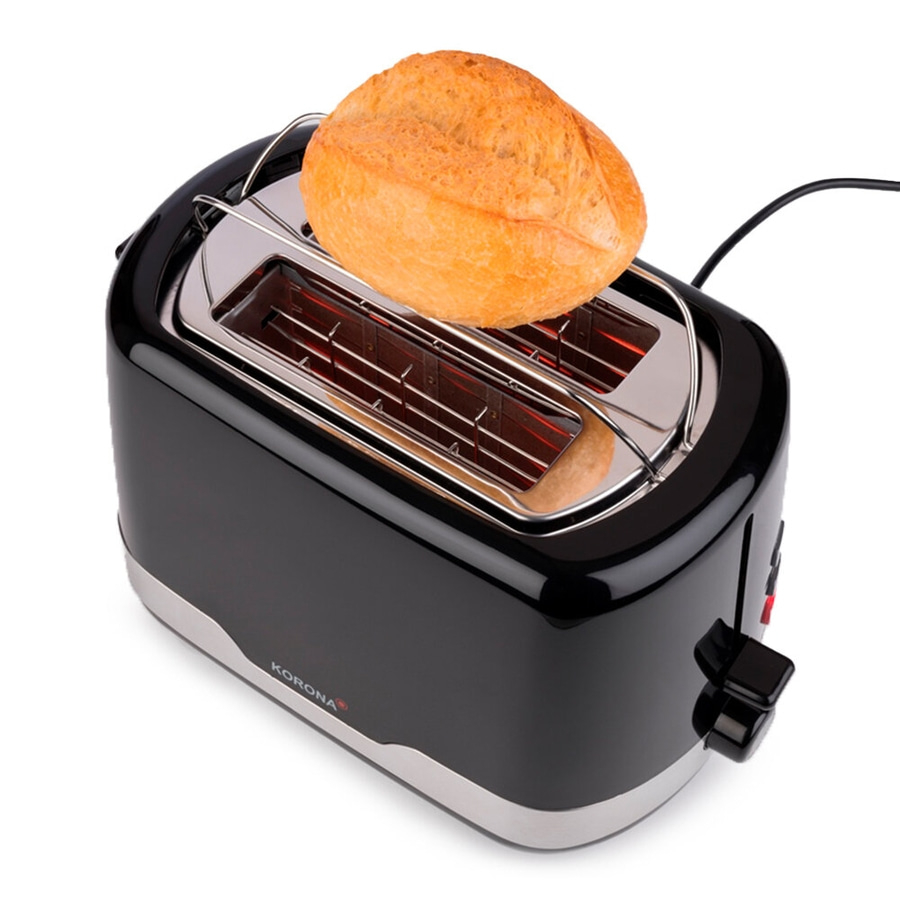 Schwarzer Toaster mit Brötchen. Korona-Marke. Auf weißem Hintergrund. Nahaufnahme.