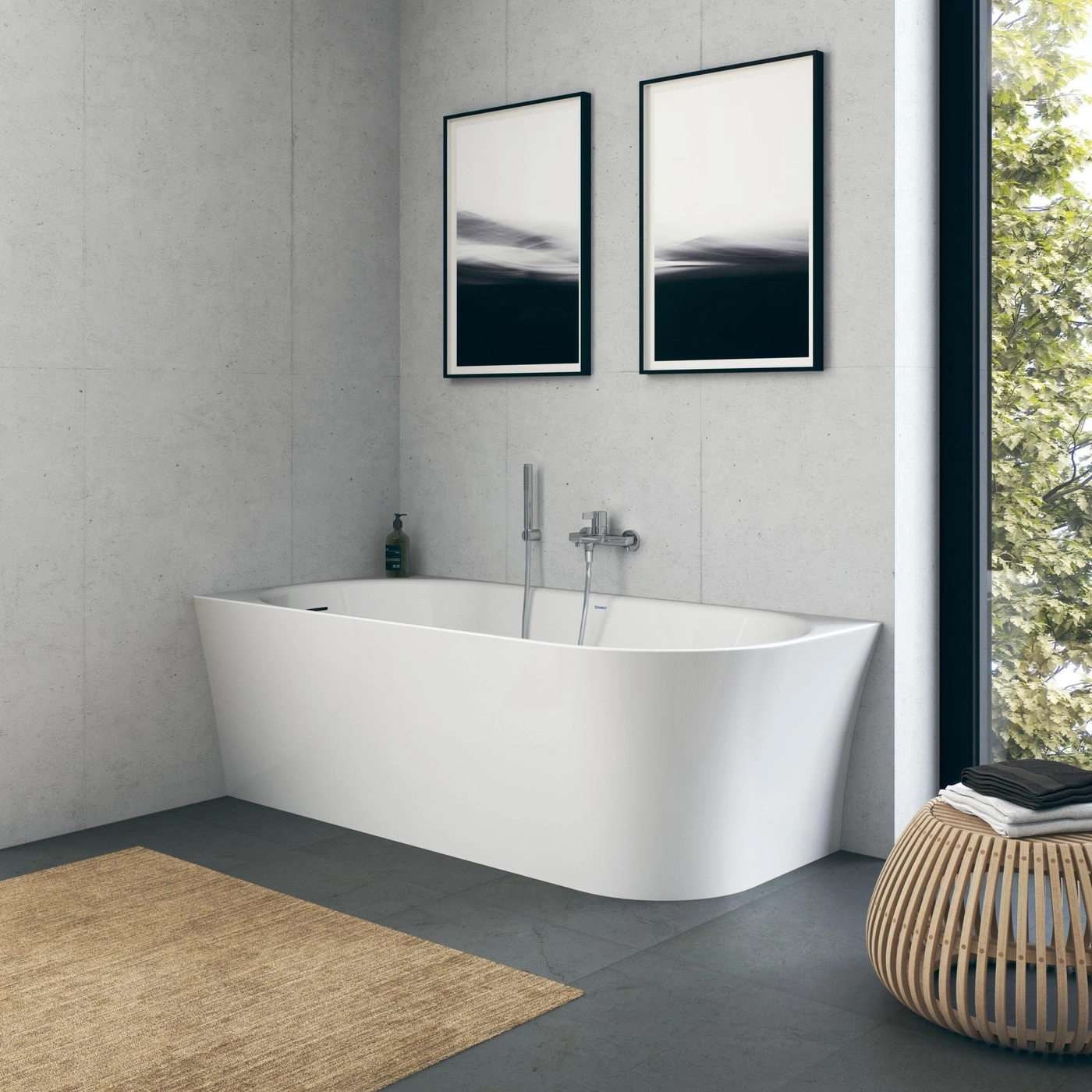 Badezimmer mit Badewanne, Bildern, Fenster und Holzhocker mit Handtüchern