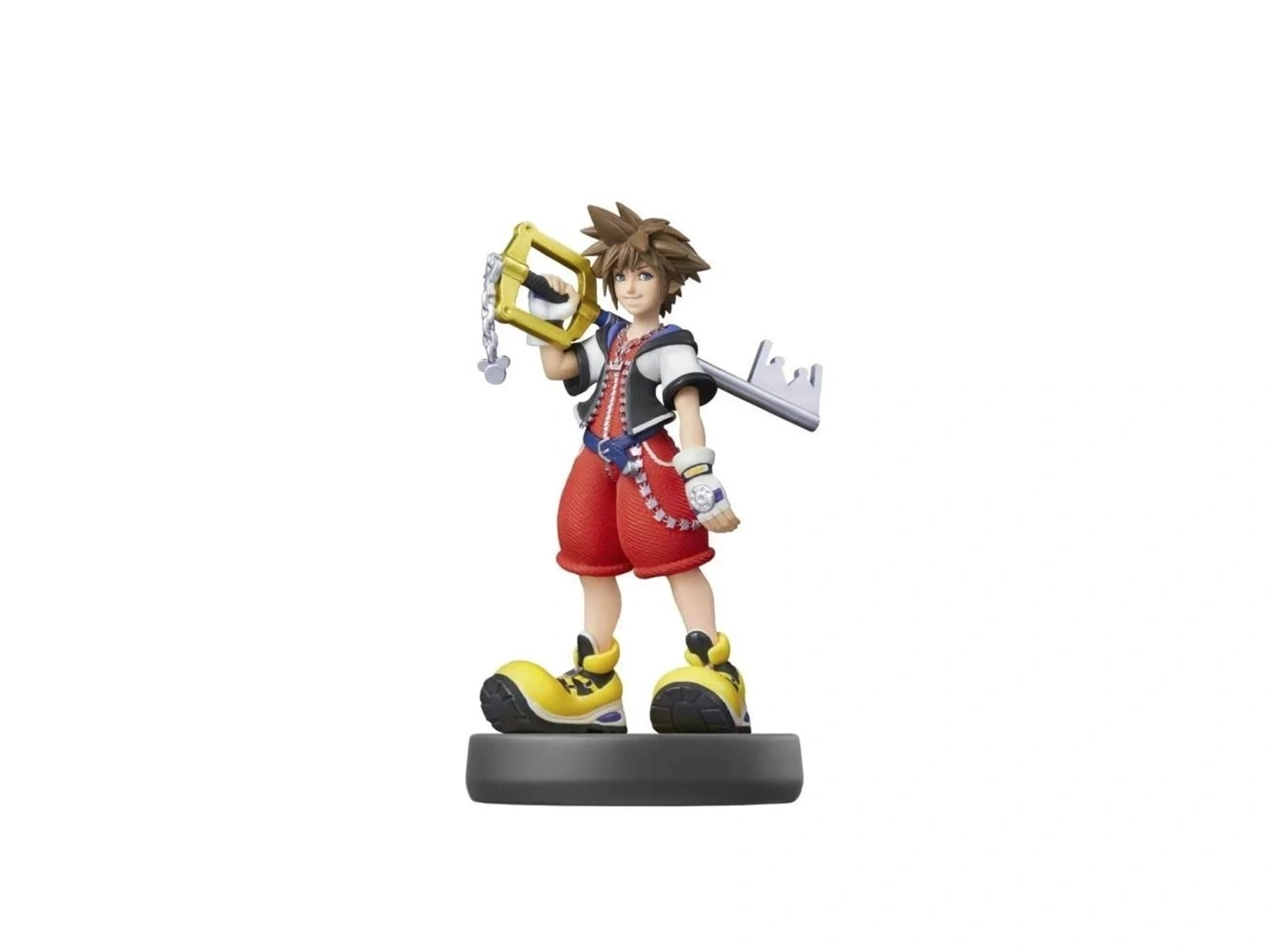 Sora von Kingdom Hearts hält seinen Schlüsselschwert mit einem Lächeln.