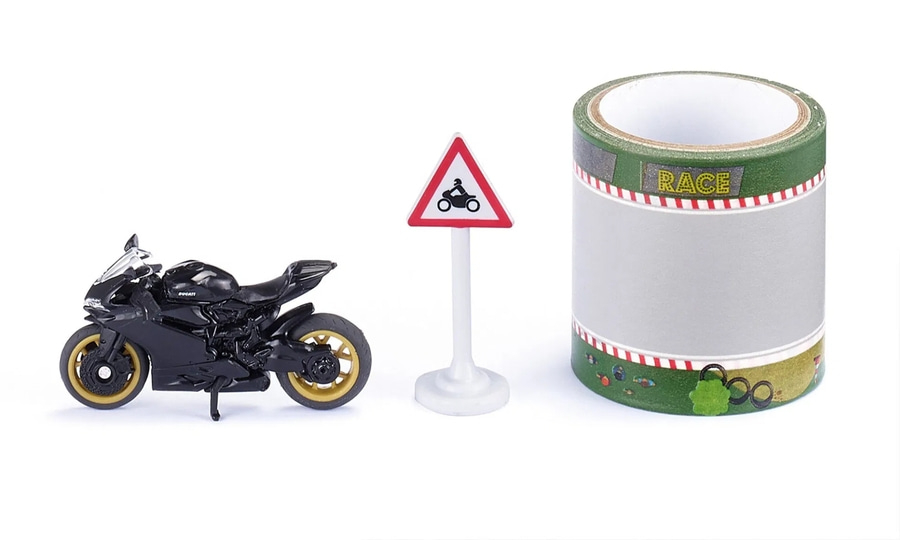 Schwarzes Motorrad, Verkehrsschild und Rennstreifen-Klebeband auf weißem Hintergrund.