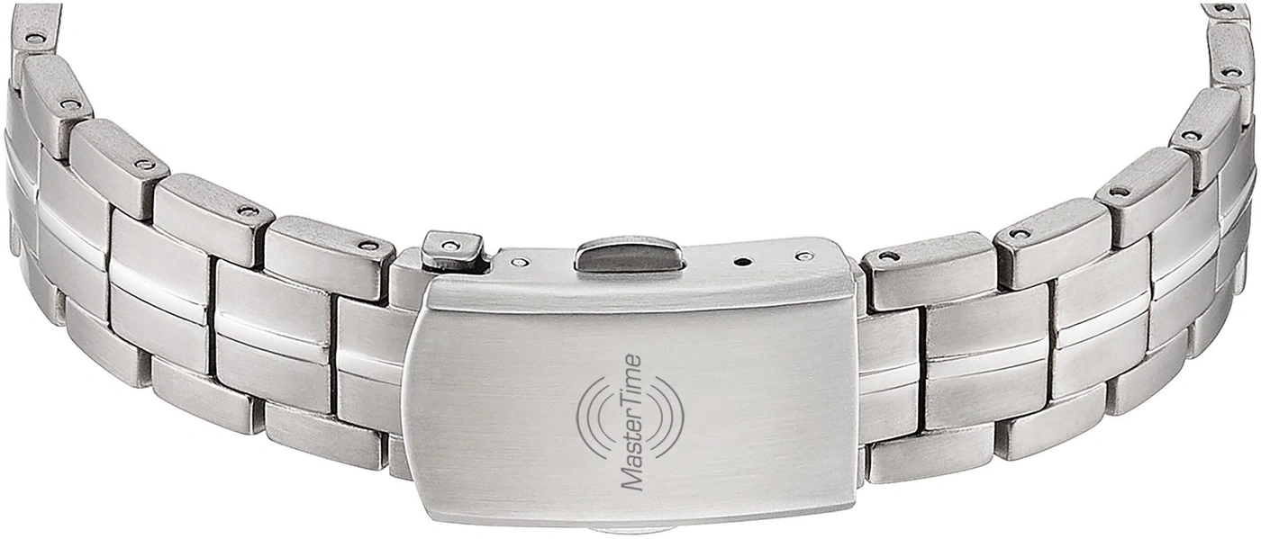 Ein silbernes Armband mit einem Master Time Logo auf dem Verschluss.