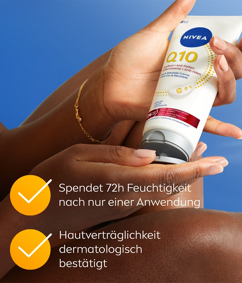 Frau hält Nivea Q10 Creme für Hals & Dekollete.