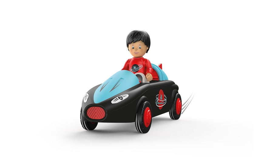 Spielzeugauto mit Fahrer, schwarz, rot und blau, auf weißem Hintergrund