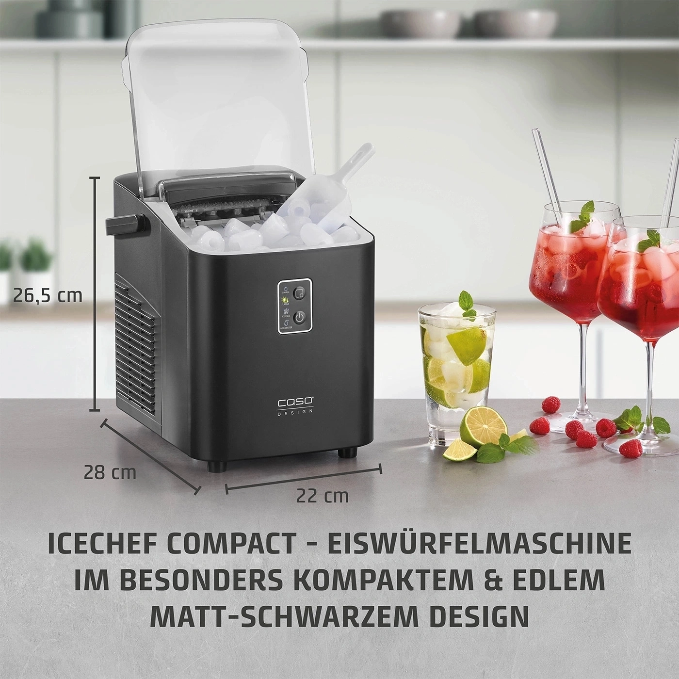 Kompakte Eiswürfelmaschine in matt-schwarzem Design mit Maßen und Cocktails im Hintergrund