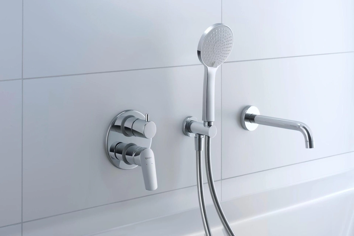 Badezimmerarmaturen, Chrom, Duschkopf, Wasserhahn, Wandmontage, modernes Design, weißer Hintergrund