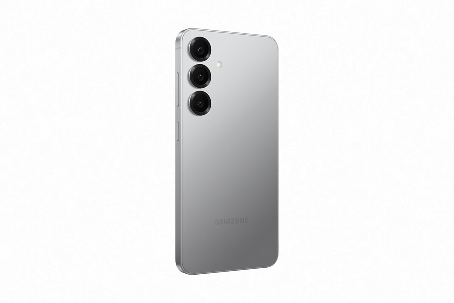Graues Smartphone mit drei Kameras und Samsung-Logo auf weißem Hintergrund