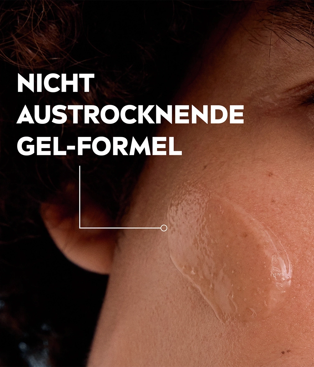 Eine Person mit einer feuchtigkeitsspendenden Gel-Formel auf der Haut.