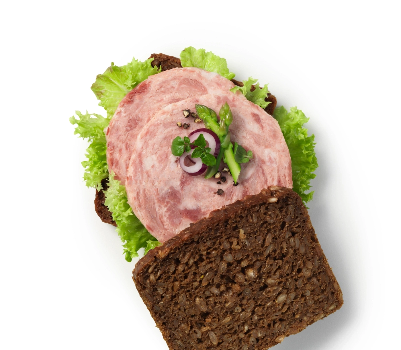 Belegtes Schwarzbrot mit Wurst, Salat, Zwiebel und Spargel