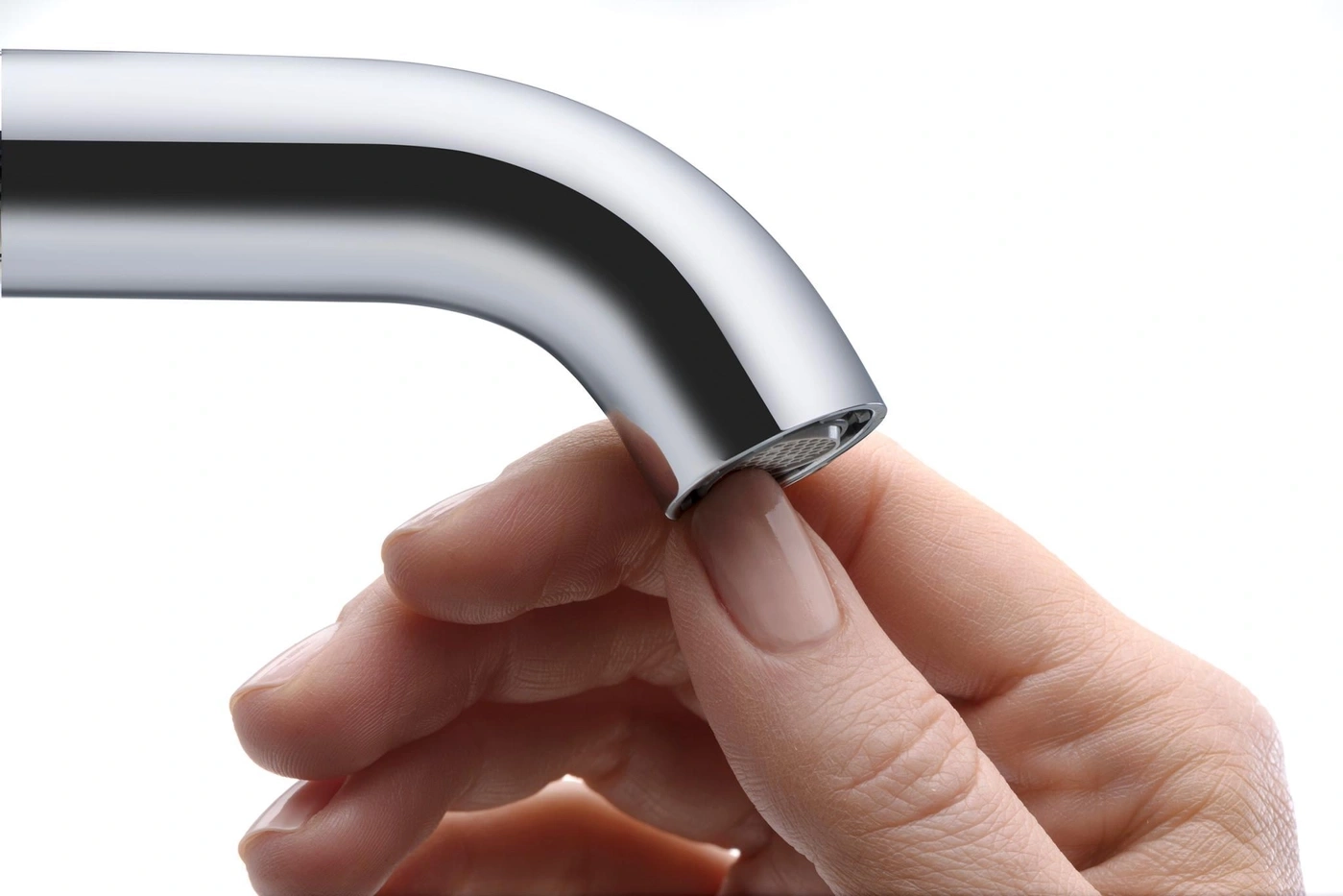 Nahaufnahme einer Hand, die einen Wasserhahn berührt, mit weißem Hintergrund