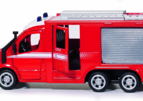 Rotes Feuerwehrauto mit geöffneter Tür, Details und Design, Spielzeugmodell, Nahaufnahme, weißer Hintergrund.