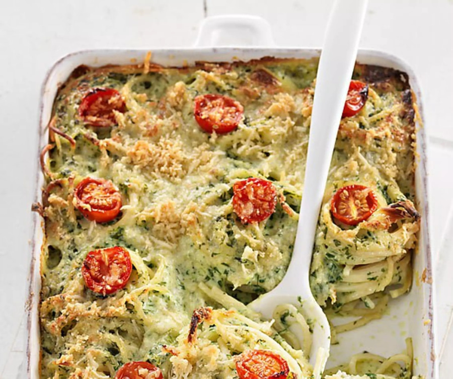 Auflauf mit Pasta, Tomaten und Käse in einer weißen Auflaufform