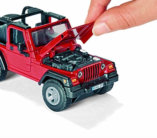 Rotes Spielzeugauto mit geöffneter Motorhaube, Detailaufnahme, Hand berührt das Auto