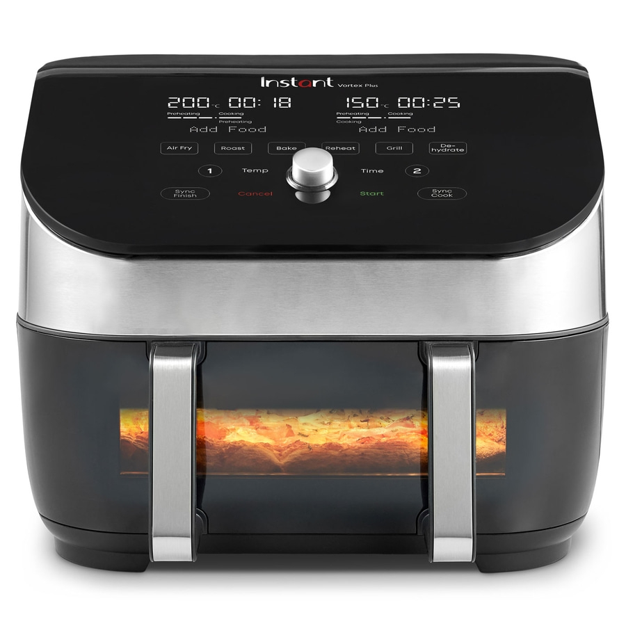 Instant Vortex Plus Airfryer mit Anzeige, Knöpfen und Essen im Inneren.