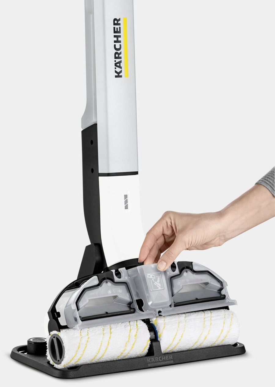 Kärcher Bodenreiniger mit Hand, die einen Behälter einsetzt, Nahaufnahme